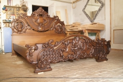 Кровать из натурального дерева